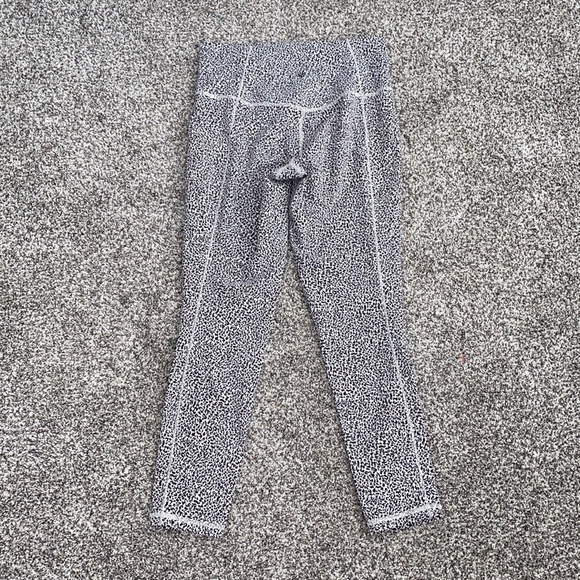 Athleta Salutation Stash Black White Leopard Textured Pocket 7/8 Tights - Picture 7 of 8